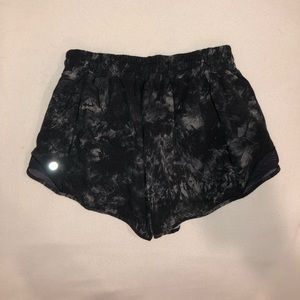 SIZE 10 4IN AQUILA BLACK LULULEMON HOTTY HOT